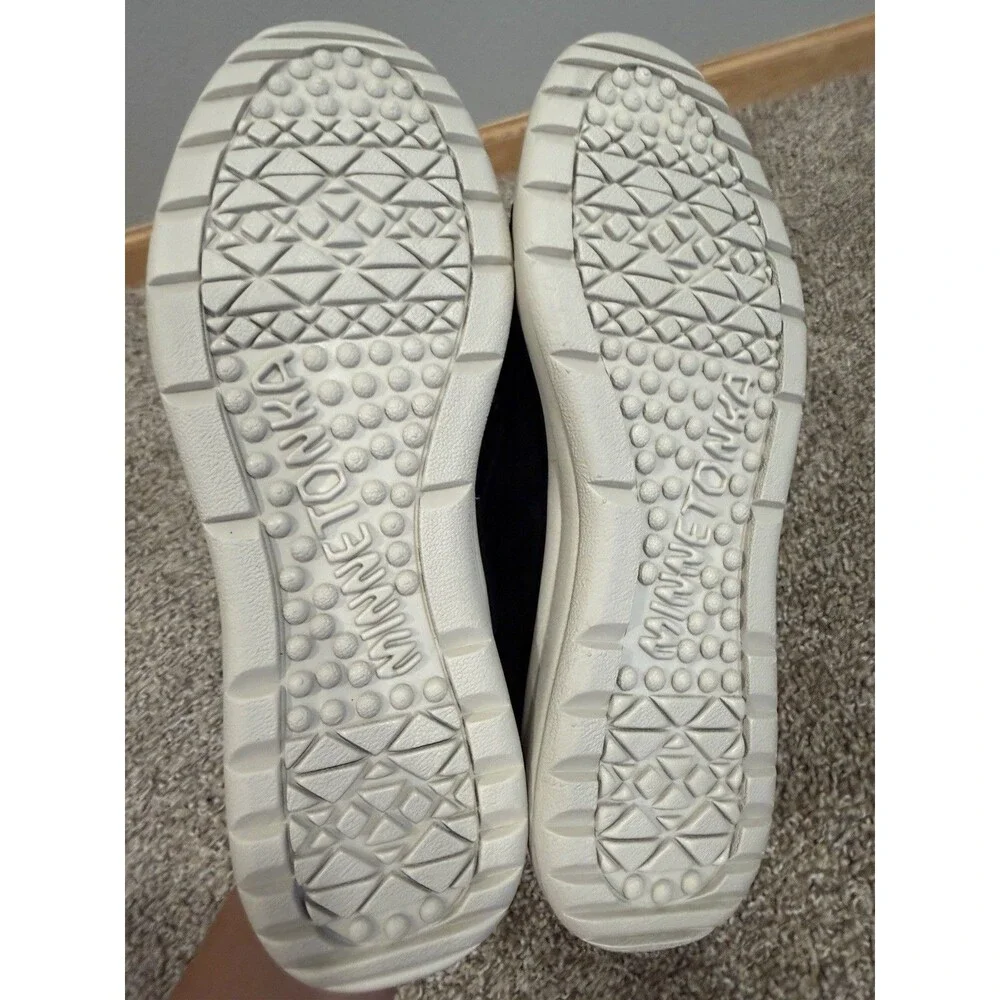Minnetonka Women’s Discover Classic Slip On Suede Loafers size 8.5 Comfort